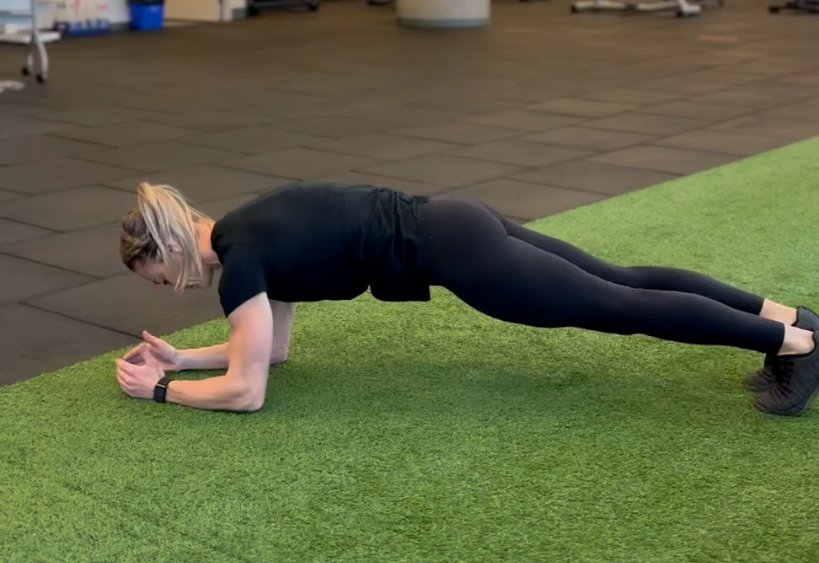 Fitness instructor doing exercice