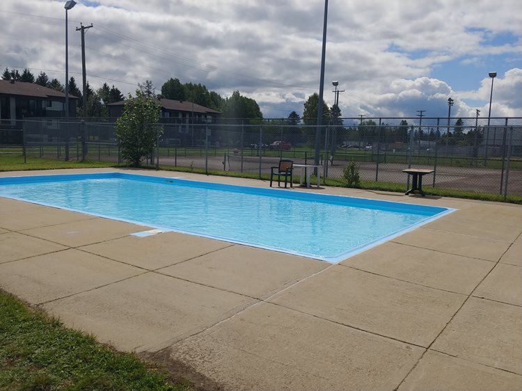 Piscine extérieure base valcartier