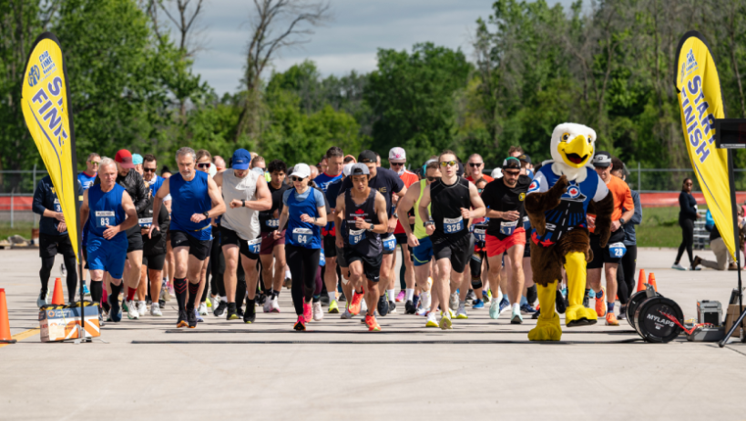 Large group running during race